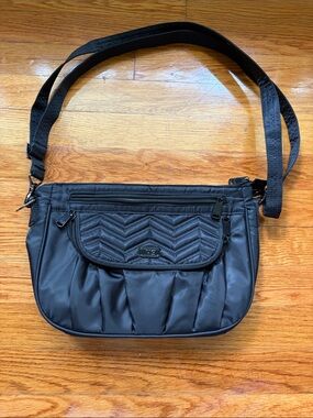 lug Black Quilted Chevron Crossbody Bag (black)
